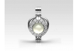 Katre Pendant with Diamond